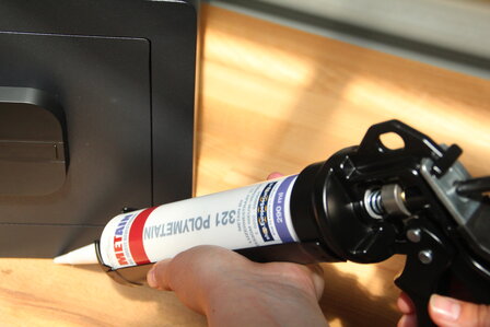 Polymet kit - Zwart - Kit voor verankeren kluis - 290 ml_in sfeerbeeld1